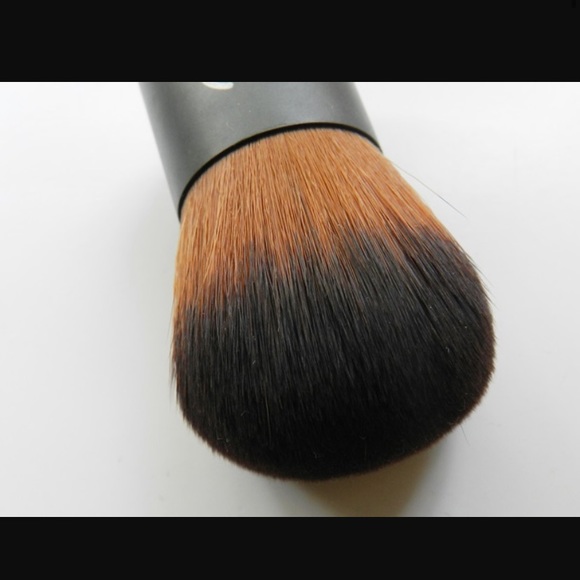 The Body Shop Mineral Powder Foundation Brush (high quality Kabuki Brush) - Picture 7 of 14